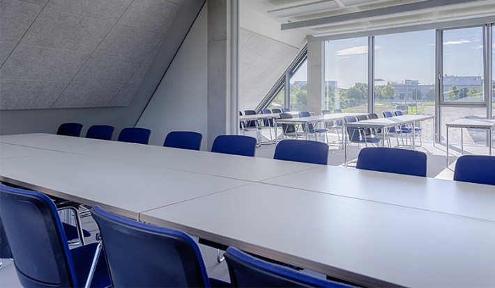 Sala per seminari alla Scuola HAHN+KOLB Sala per seminari alla Scuola HAHN+KOLB