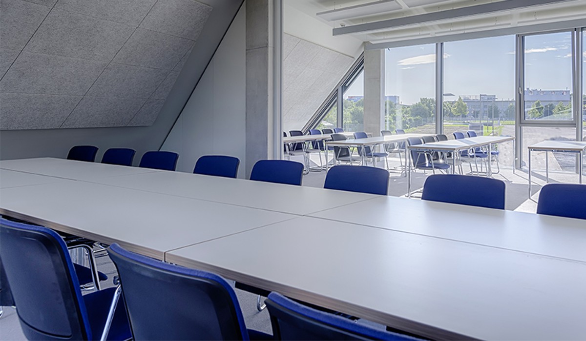 Sala per seminari alla Scuola HAHN+KOLB Sala per seminari alla Scuola HAHN+KOLB